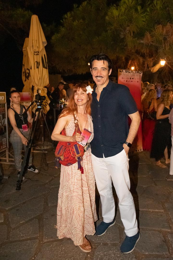 Goran Višnjić sa suprugom Evom trenutno boravi u jednom od najljepših hrvatskih gradova - Dubrovniku. Naime, proteklog vikend supružnici su se pojavili na Dubrovačkim ljetnim igrama, a u predstavi je 27. srpnja, odnosno u subotu uživao i naš glumac s inozemnom karijerom. Ako se prisjetimo, Eva i Goran u sretnom su braku od 1999. godine te su roditelji troje djece, sinova Viga i Tina te kćeri Vivien. Poznato je da je paru sinove rodila surogat-majka, a Vivien su posvojili 2013. godine. 