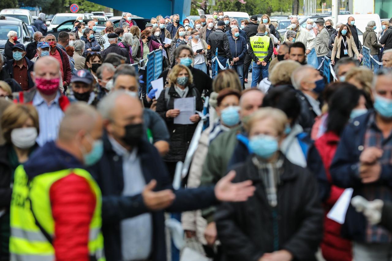 Velike gužve za cijepljenje protiv covida-19 na Zagrebačkom velesajmu