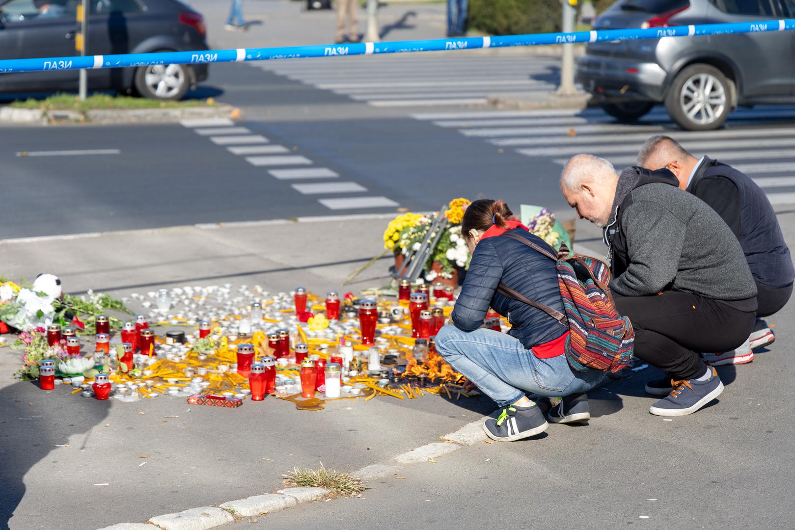 Uz Tinu i Saru, osmero smrtno stradalih državljani su iz Srbije, jedan je državljanin Sjeverne Makedonije. Petero poginulih sinoć nije bilo identificirano. Poginulo je i šestogodišnje dijete, a Nogometni klub "Potisje" oprašta se od mladog suigrača Miloša Milosavljevića Kivija koji je s djevojkom Anđelom Ruman izgubio život pod ruševinama