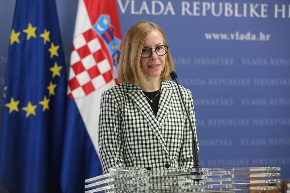 Zagreb: Potpisani ugovori o nabavi dva zrakoplova za gašenje požara