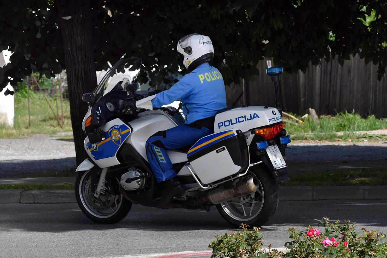 Policajac na motoru