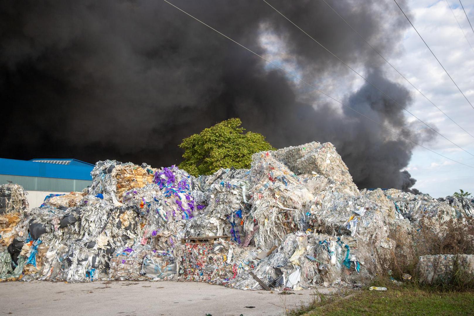 04.10.2022., Osijek - U pogonu osjecke tvrtke "Drava international" kod prigradskog naselja Brijest u srijedu poslije ponoci doslo je do pozara uskladistene plastike na otvorenom prostoru Photo: Borna jaksic/PIXSELL