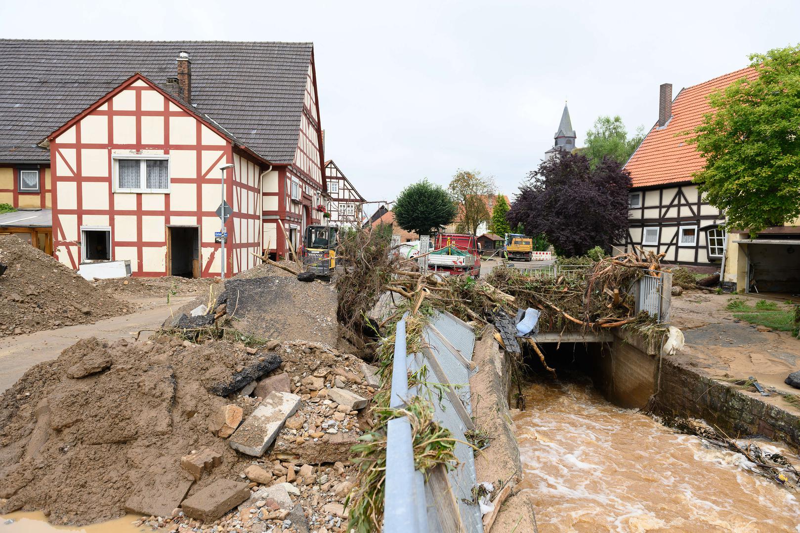 Višesatna jaka kiša padala je na sjeveru okruga Kassel. Pogođeni su Trendelburg, Hofgeismar i Bad Karlshafen, navodi Fenix magazin.