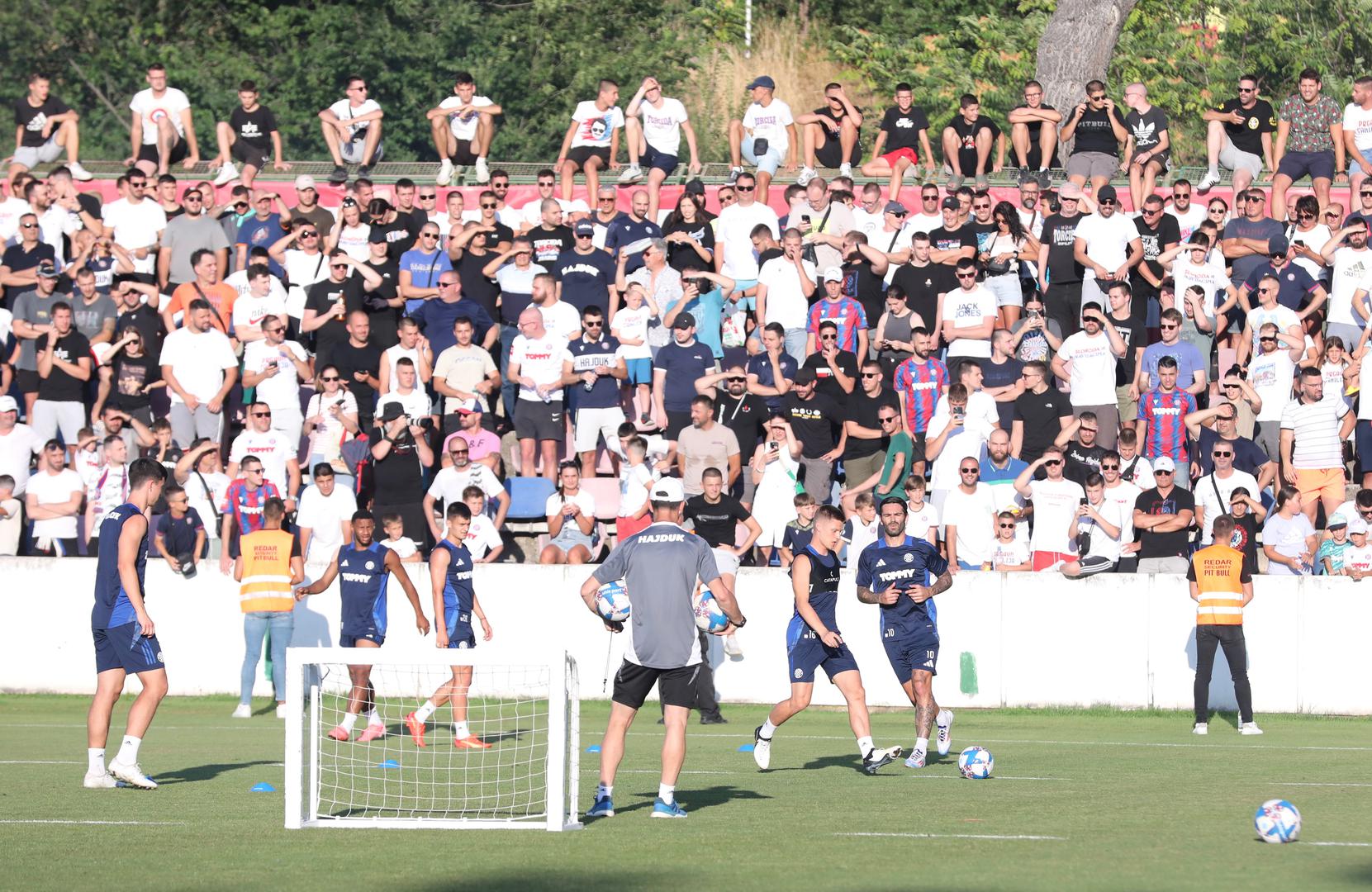 Nogometaši Hajduka trenirali su pred publikom na pomoćnom terenu u Poljudu
