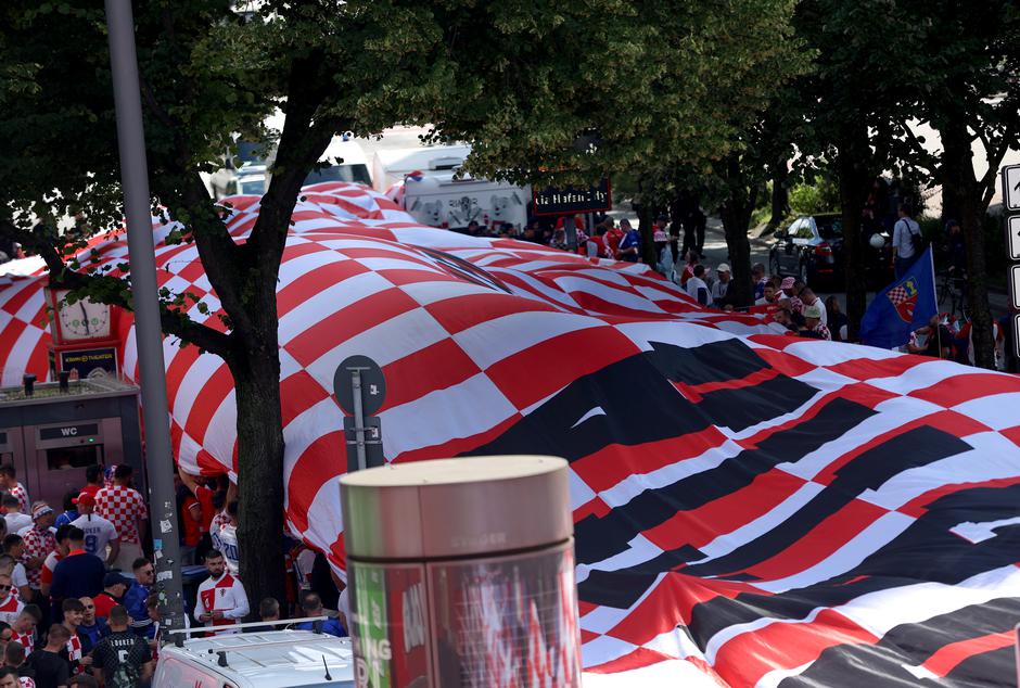 Najveća hrvatska navijačka zastava stigla u Hamburg, navijači oduševljeni