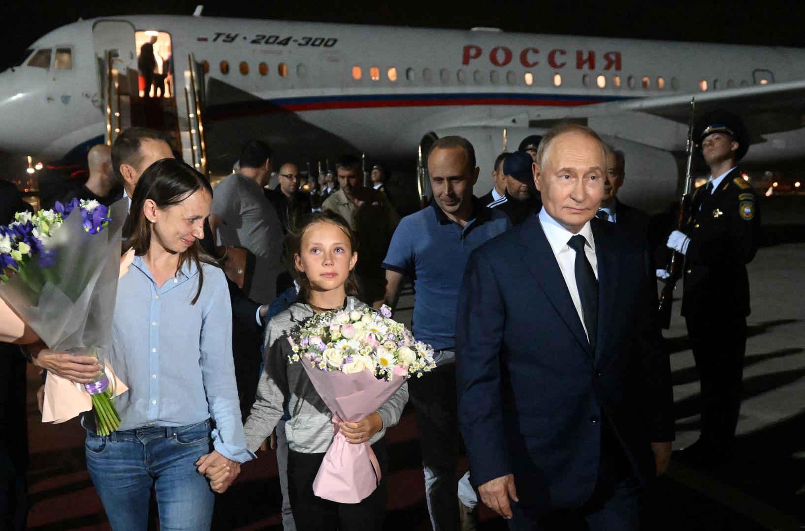 Russian President Vladimir Putin welcomes Russian nationals, including Artyom Dultsev, Anna Dultseva and their children, following a prisoner exchange between Russia with Western countries, during a ceremony at Vnukovo International Airport in Moscow, Russia August 1, 2024. Sputnik/Mikhail Voskresensky/Pool via REUTERS ATTENTION EDITORS - THIS IMAGE WAS PROVIDED BY A THIRD PARTY. Photo: MIKHAIL VOSKRESENSKY/REUTERS