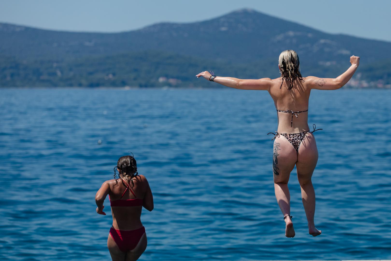 23.07.2022., Zadar -  Vrhunac toplinskog vala stigao je u Dalmaciju. Gradjani i turisti na razne nacine se pokusavaju rashladiti Photo: Sime Zelic/PIXSELL