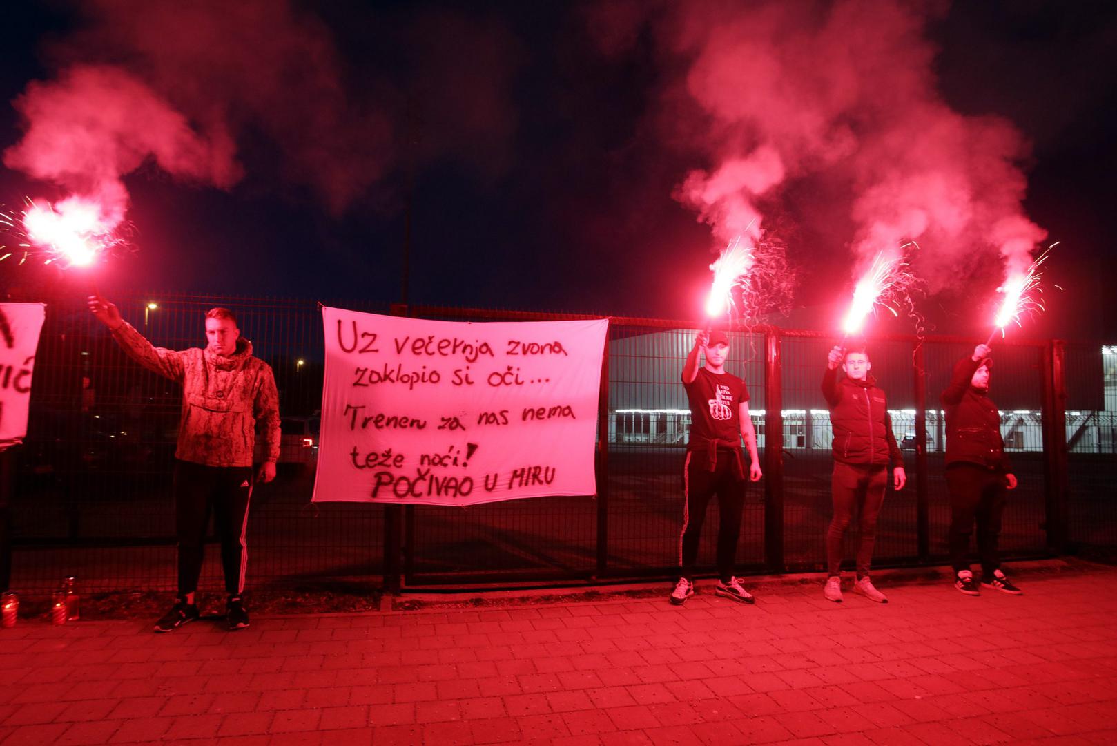 Naši navijači su večeras odali počast treneru Zlatku Saračeviću. Dostojno u tišini uz baklje i novi transparent. “Uz večernja zvona zaklopio si oči, treneru za nas nema teže noći. Počivao u miru!” Hvala vam! - napisali su iz kluba.