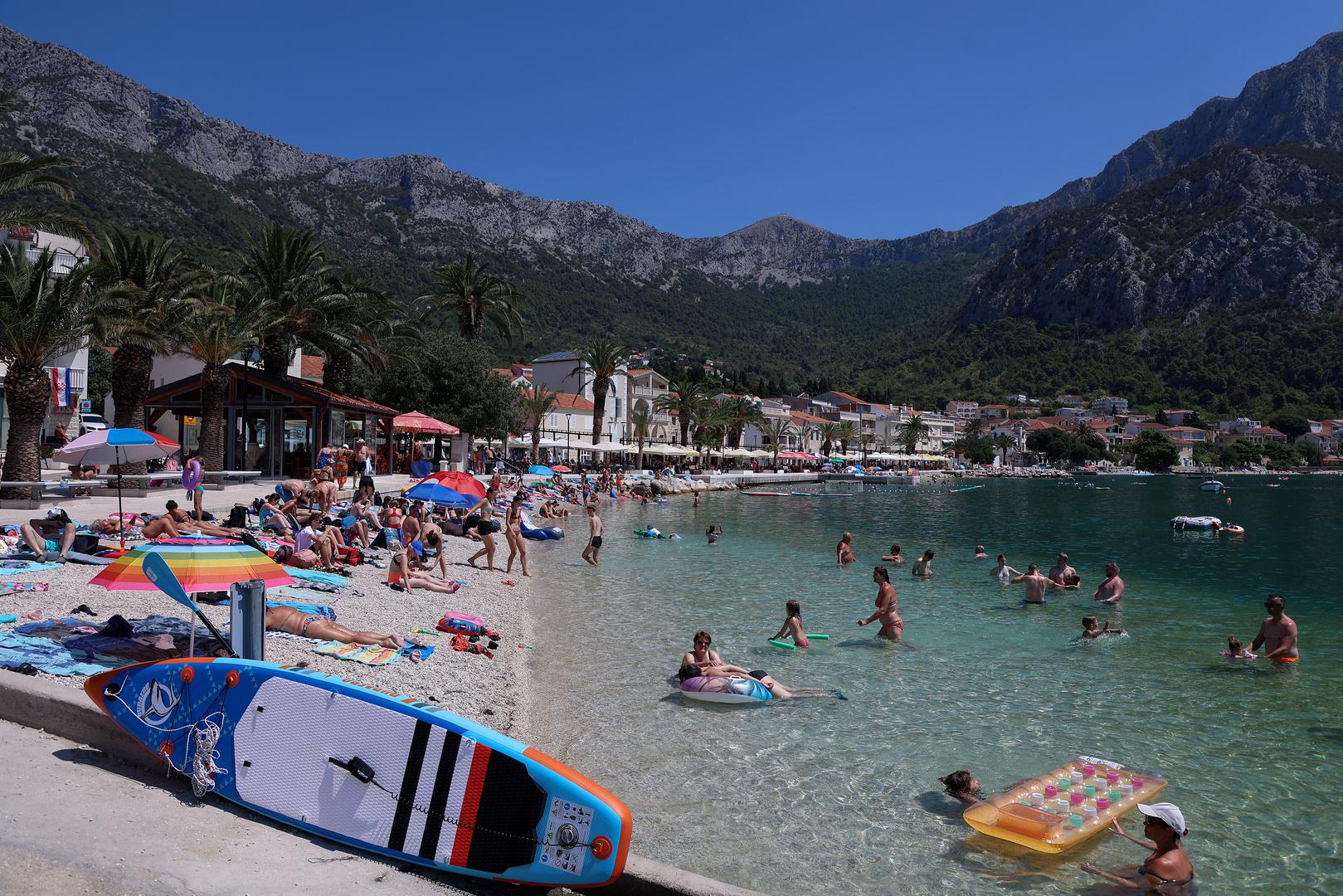 Puno je turista, ali ipak na plaži nije “čovjek na čovjeku”