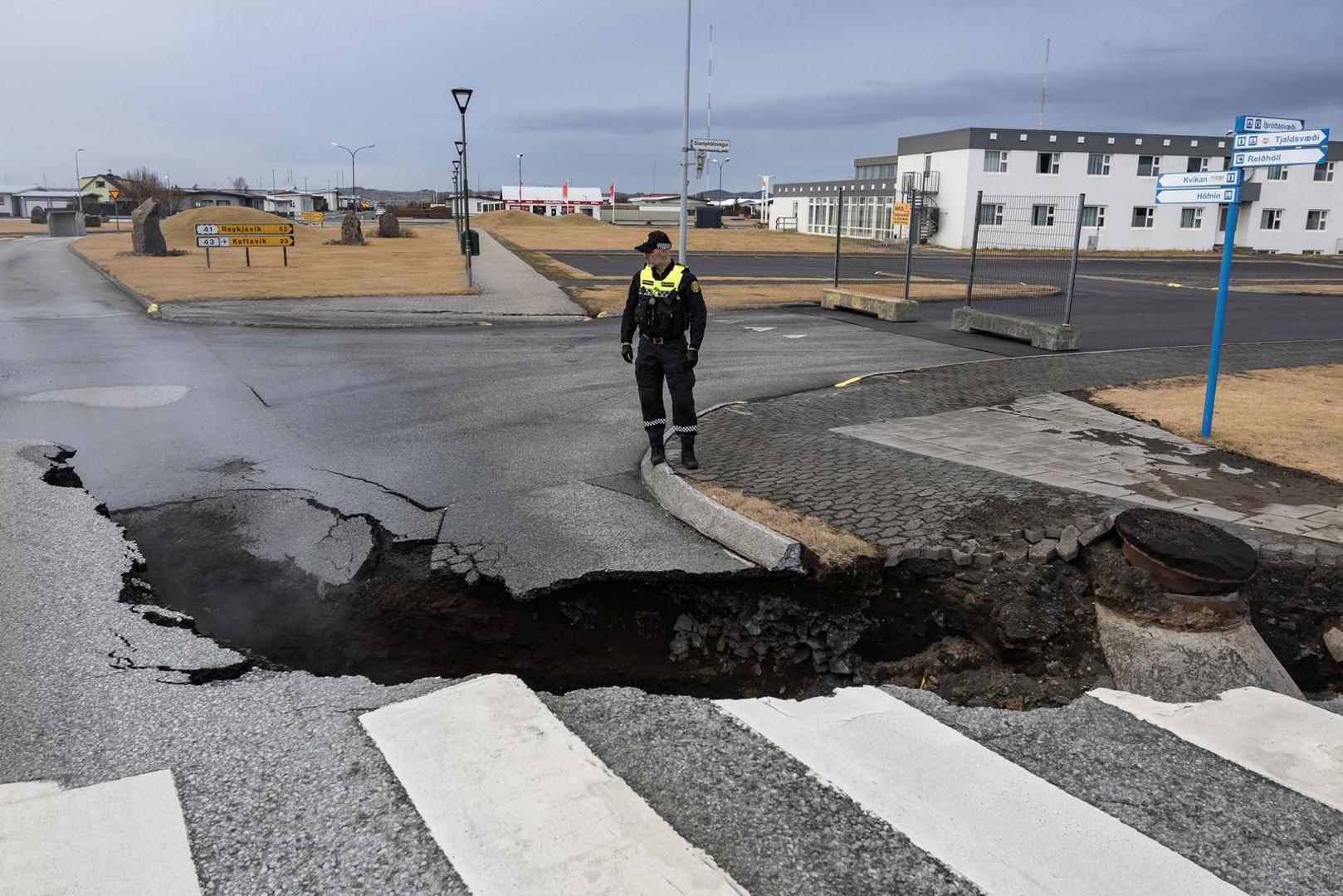 A police officer stands by the crack in a road in the fishing town of Grindavik, which was evacuated due to volcanic activity, in Iceland November 15, 2023. REUTERS/Marko Djurica Photo: MARKO DJURICA/REUTERS