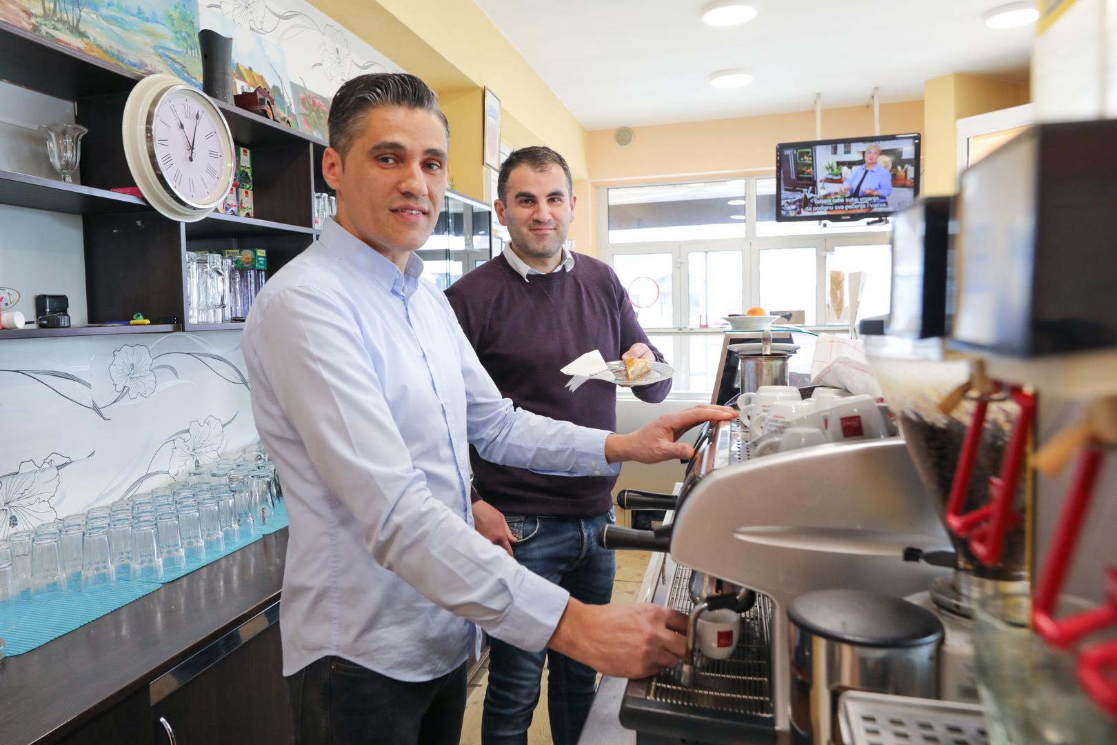 04.04.2023., Osijek - Ernestinovo, Laslovo, Reportaza iz Galerije Petra Smajica u Ernestinovu te svima omiljene slasticarnice Breza te sa starog toka rijeke Vuke u Laslovu koje je postalo okupljaliste za ribolovce i ljubitelje prirode. Photo: Dubravka Petric/PIXSELL