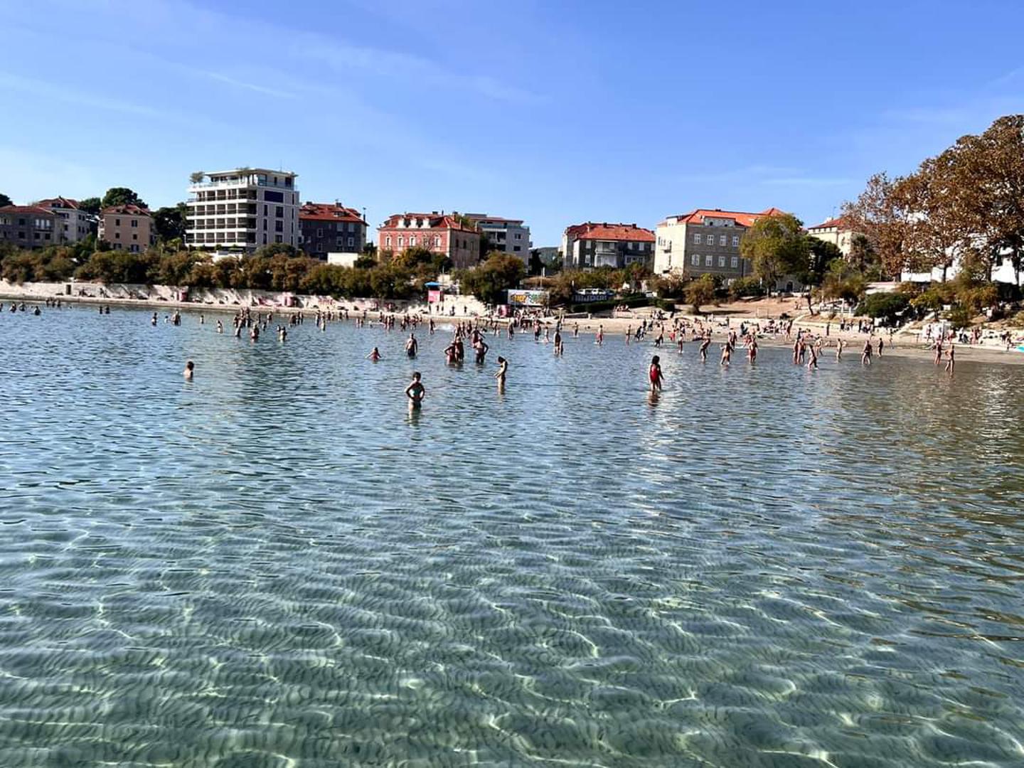 Najviša dnevna od 17 do 22, na Jadranu između 20 i 25 °C.