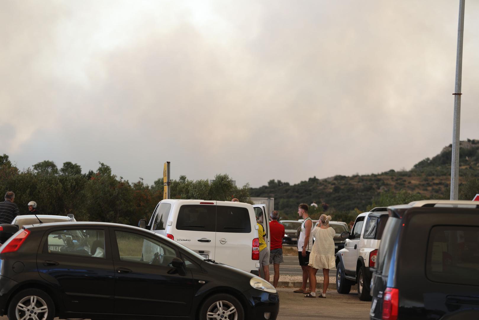 13.07.2022., Zaton - Pozar koji je izbio kod Vodica siri se prema Zatonu. Na terenu je 30-ak vatrogasaca s desetak vozila, a u gasenju su se prikljucila i dva kanadera. Putnici ne mog udalje svojim vozilima zbog zatvorene ceste. Photo: Dusko Jaramaz/PIXSELL