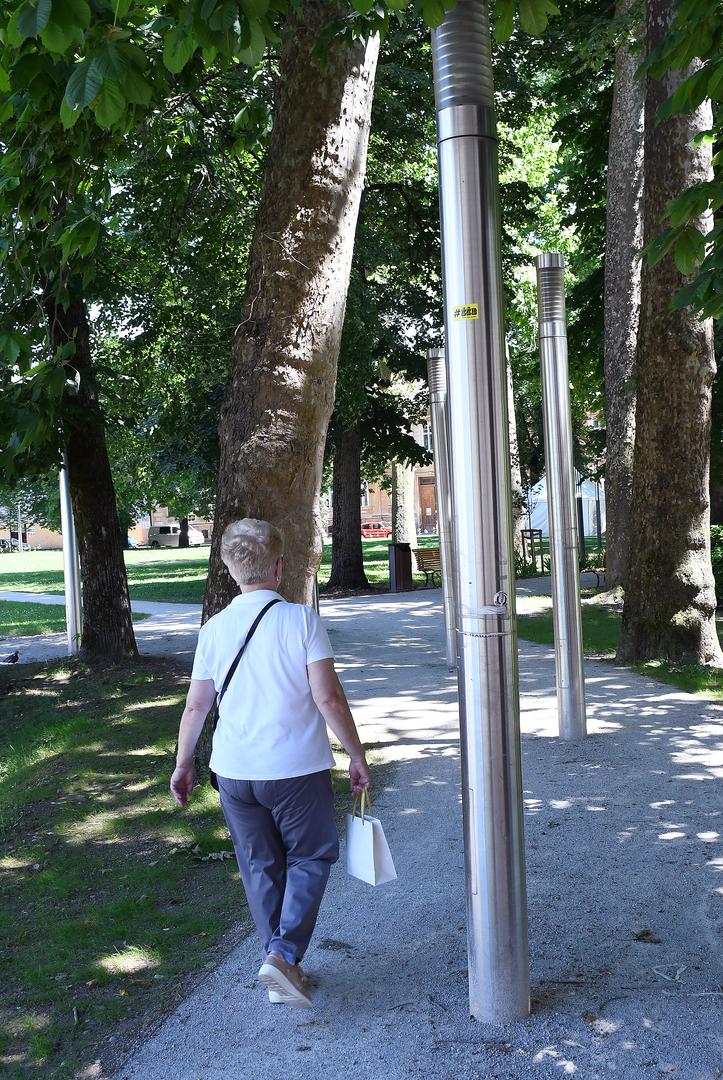 Naime, dosadašnju praksu da se javna rasvjeta postavlja pokraj staza u parkovima prekinuli su radnici koji su stupove javne rasvjete postavili nasred pješačke staze na Šetalištu Vladimira Nazora. 