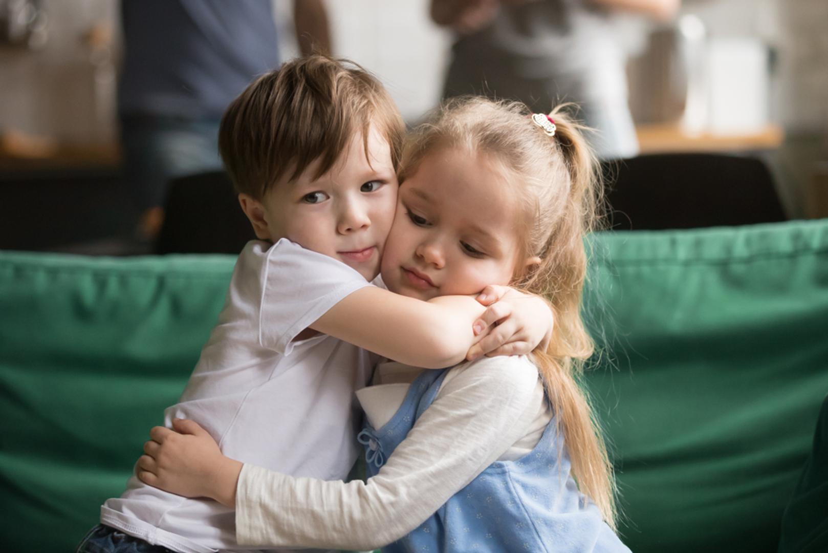 Ne bježite od osjećaja: Djeca otvoreno izražavaju svoje emocije – smiju se, plaču, ljute se, sve bez zadrške. Kao odrasli, često potiskujemo osjećaje. Naučimo od djece kako prihvatiti i izraziti svoje emocije na zdrav način.