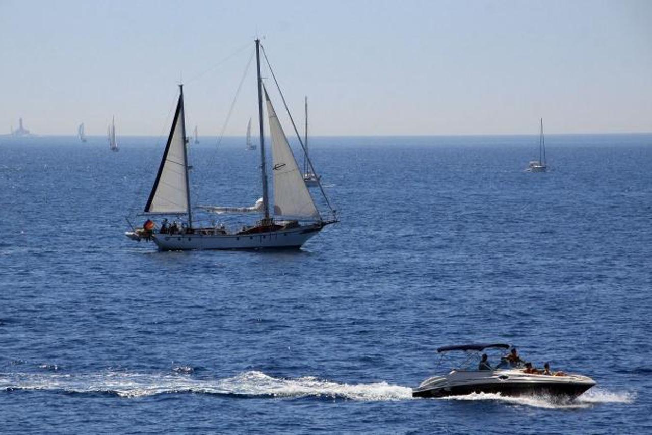 '23.07.2013., Pula - U pulskom akvatoriju veliki protok jahti, glisera, jedrilca po kojima se moze zakljuciti da je spica turisticke sezone u tijeku. Photo: Dusko Marusic/PIXSELL'