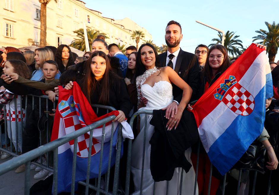 Split: Mladenci stigli na rivu i iščekuju dolazak Vatrenih