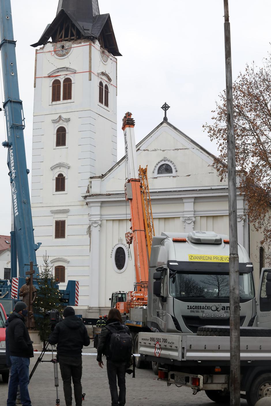 Sisak: Nastavljeno uklanjanje tornja sisačke katedrale koji je stradao u potresu