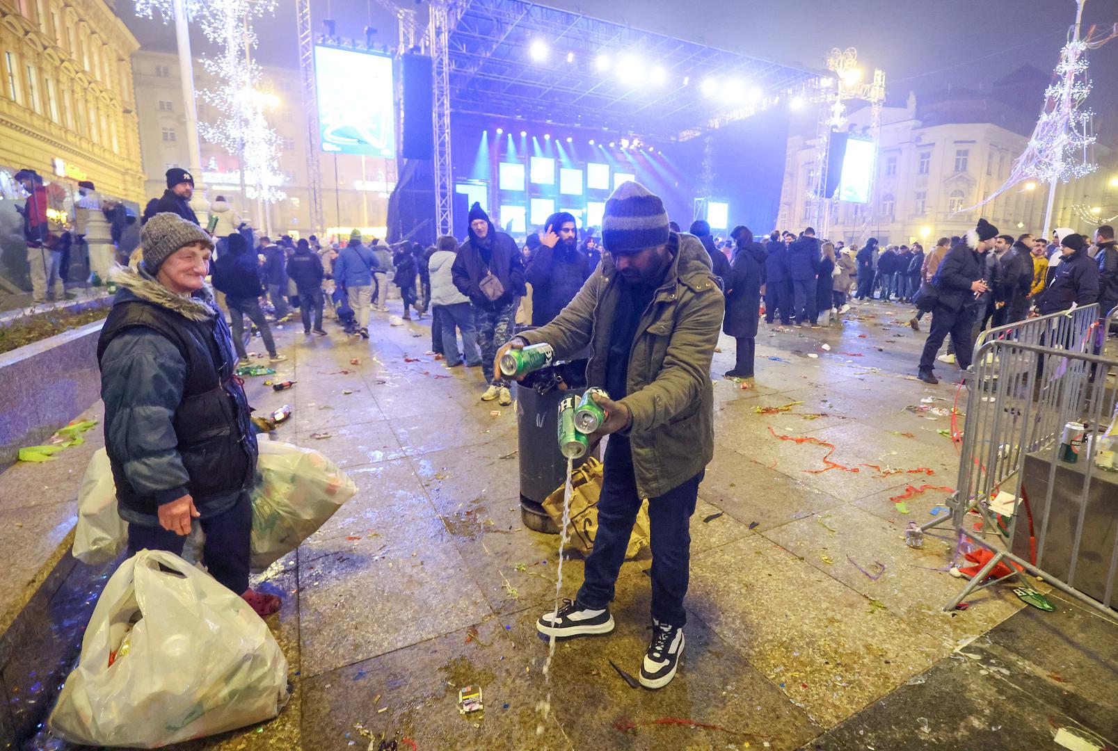 Nije sve ostalo na pjesmi i čišćenju. Prvi dan 2025. obilježila je i jedna dirljiva scena na Trgu bana Jelačića.