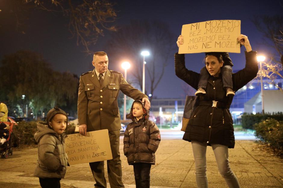 Roditelji odgojitelji i njihova djeca pred Gradskom upravom u Zagrebu pale lampaše