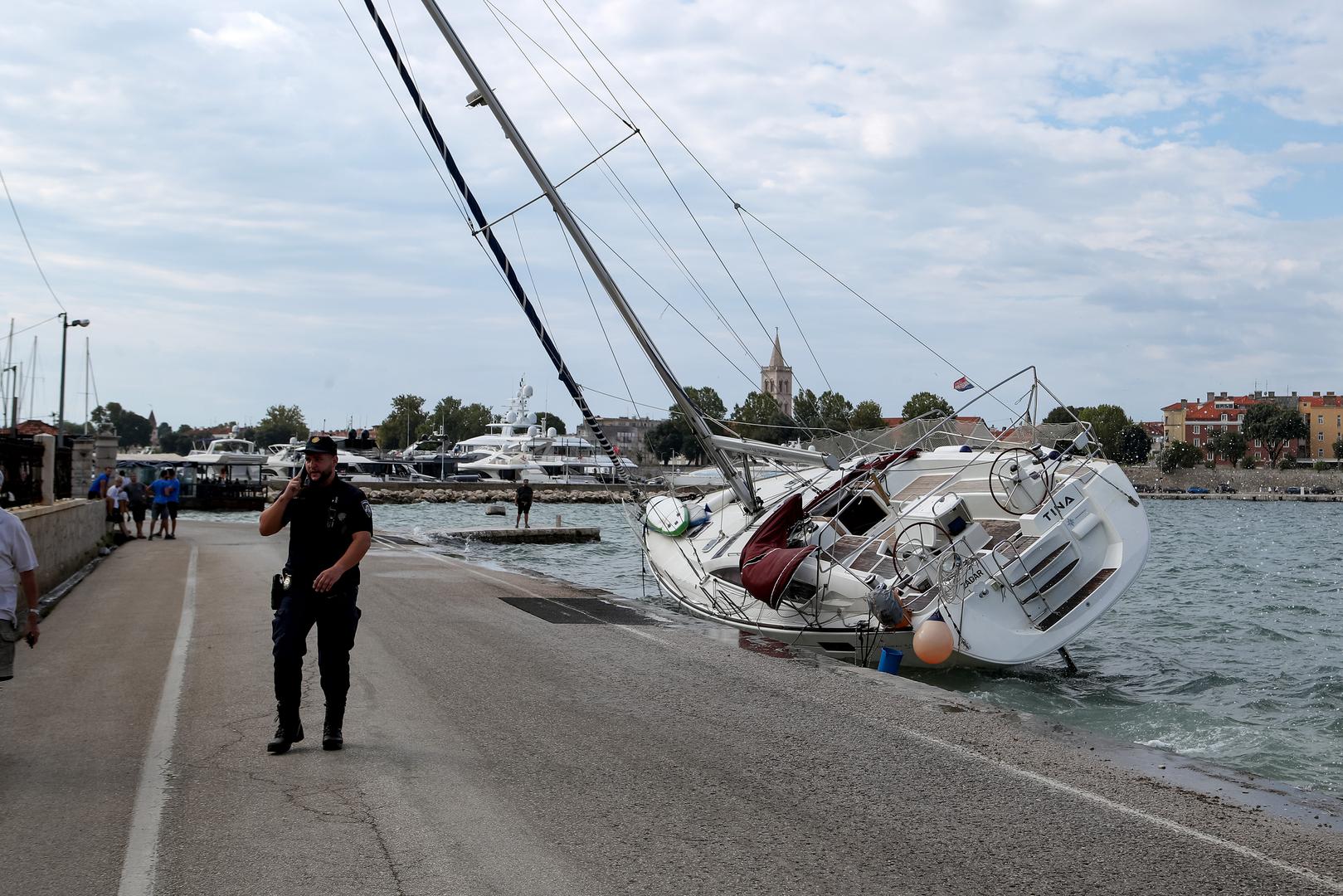 08.08.2024., Zadar - Nakon nevremena koje je nocas pogodilo Zadar nasukala se jedrilica. Photo: Sime Zelic/PIXSELL