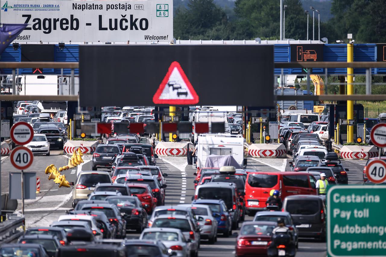 Gužve na naplatnoj postaji Lučko u smjeru mora