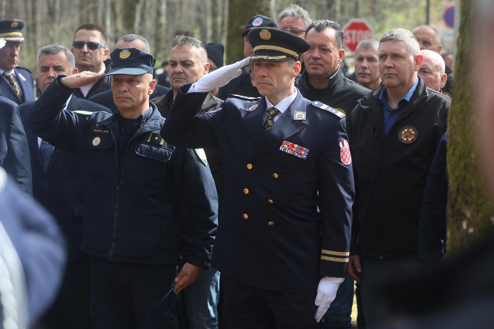 31.03.2024., Plitvicka jezera - Obiljezavanje 33. obljetnice pogibije prvog Hrvatskog redarstvenika Josipa Jovica. Ministri Davor Bozinovic i Tomo Medved, obitelj te brojni branitelji polaganjem vijenaca i paljenjem svijeca odali pocast. Photo: Kristina Stedul Fabac/PIXSELL