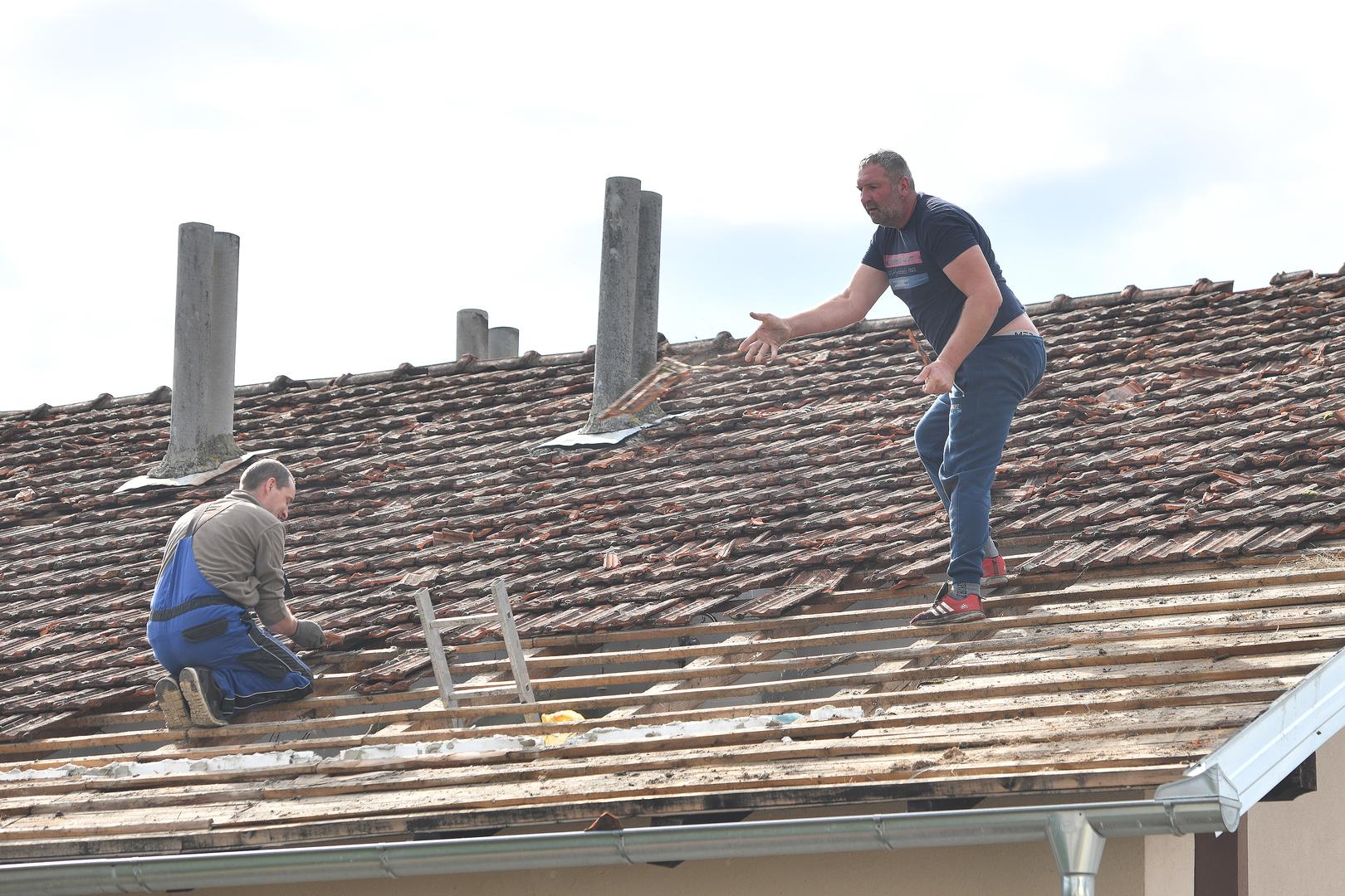 26.05.2022., Veliki Bukovec - Veliko nevrijeme praceno tucom koje je jucer pogodilo podrucje Opcine Veliki Bukovec prouzrocilo je veliku stetu mjestanima koji kazu da je tuca ostetila svaki krov, plastenike, staklenike i usjeve. Mjestani dan nakon nevremena saniraju ostecenja. Photo: Vjeran Zganec Rogulja/PIXSELL