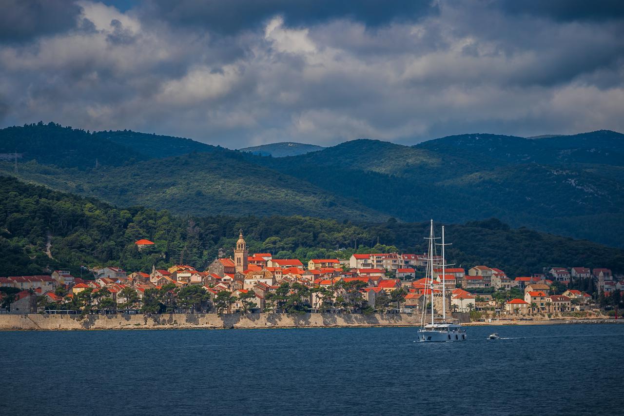 Orebić: Turisti uživaju u pogledu na Orebić, vrh sv. Ilije i grad Korčulu na trajektnoj liniji Orebić - Korčula