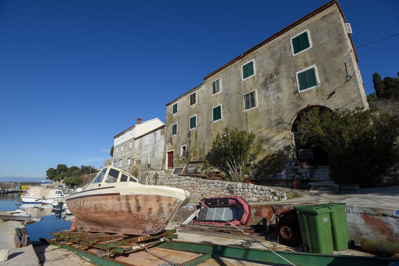 Ošljak: Otok s najmanje stanovnika na kojem svi imaju isto prezime