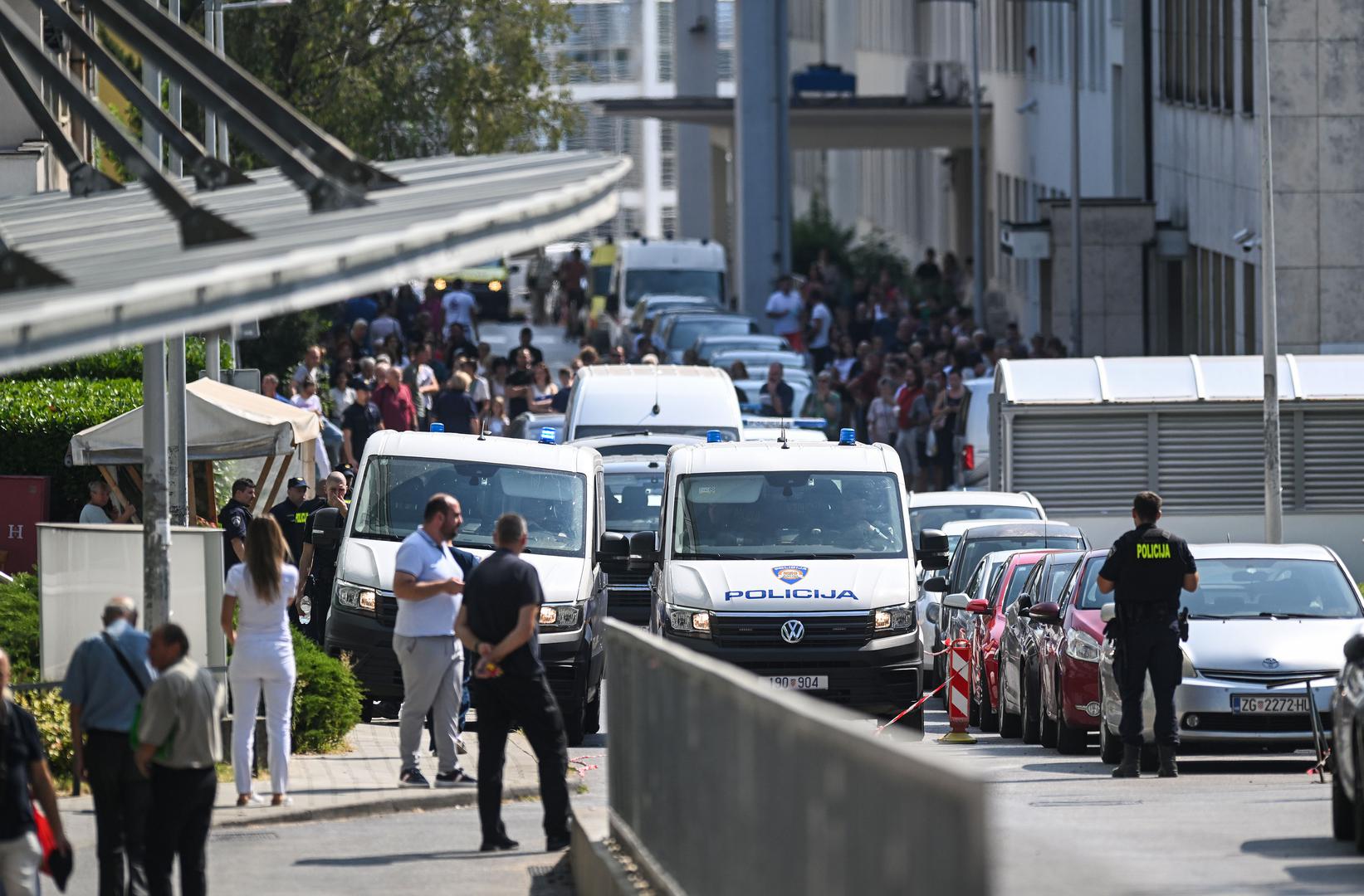 Na slikama se vidi kako pacijenti stoje ispred zgrade, a neki su bili prisiljeni napustiti bolnicu kroz prozore dok su čekali da se situacija smiri.