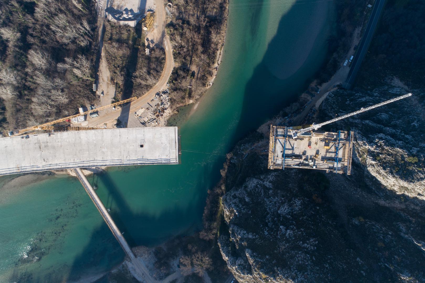 05.01.2023., Pocitelj, Bosna i Hercegovina - Radovi na mostu Pocitelj, jednom od najvecih infrastrukturnih projekata na Koridoru 5C, jos uvijek traju, iako je trebao biti zavrsen u 03. mjesecu prosle godine. Most Pocitelj duzine 980m i visine 100m, a gradi se u sklopu poddionice Pocitelj - Zvirovici. Photo: Armin Durgut/PIXSELL