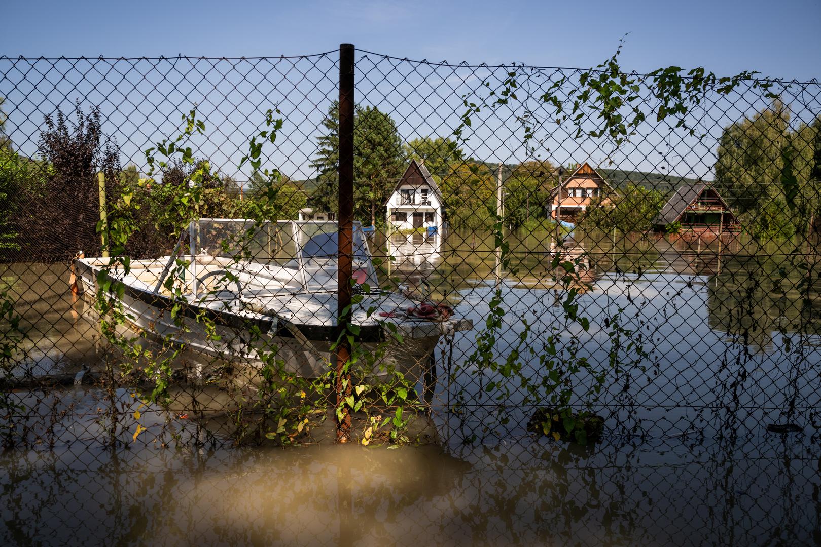 A boat is seen in a garden flooded by the Danube River in Veroce, Hungary, September 19, 2024. REUTERS/Marton Monus Photo: MARTON MONUS/REUTERS