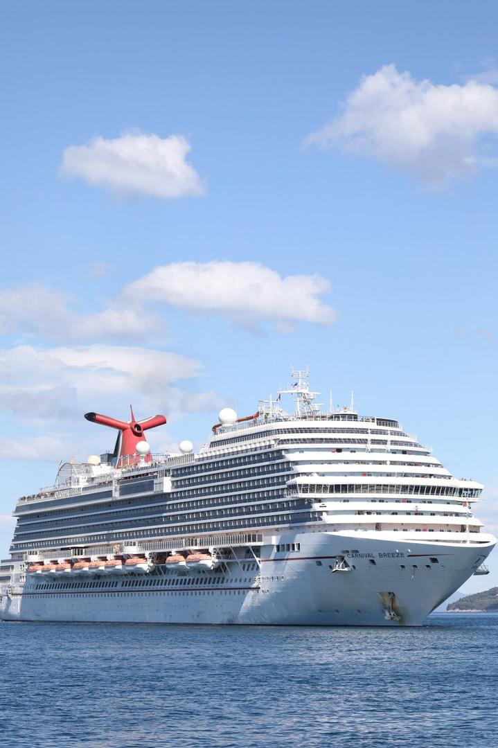 26.05.2020., Dubrovnik - Kruzer Carnival Breeze, na kojemu se nalazi oko 1100 pomoraca od koji je 93 Hrvata, usidrio se u luku. Kruzer je mjesecima plovio morima zbog koronavirusa. Photo: Grgo Jelavic/PIXSELL