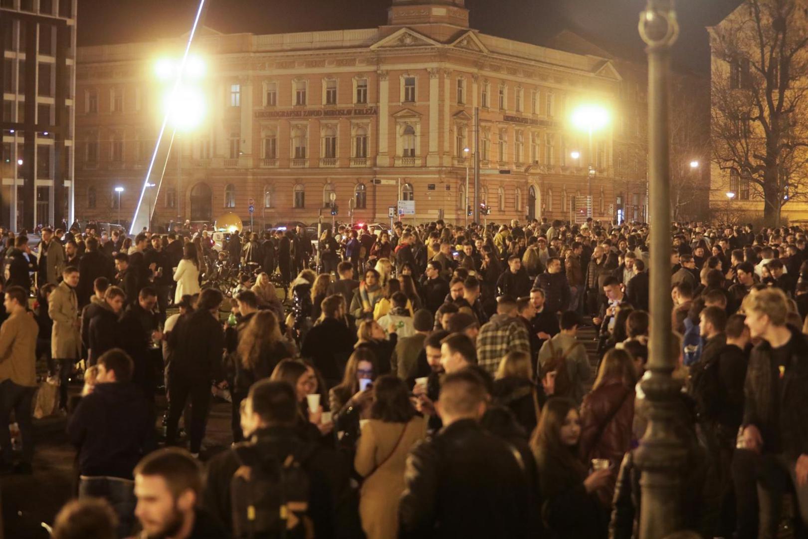 Veliki broj mladih opet se okupio ispred Hrvatskog narodnog kazališta u Zagrebu u petak navečer.