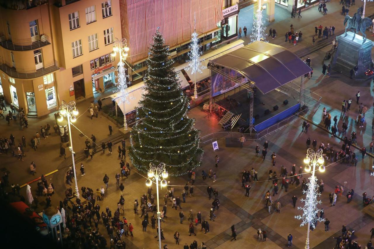 Svečanim paljenjem lampica na Zrinjevcu otvoren Advent