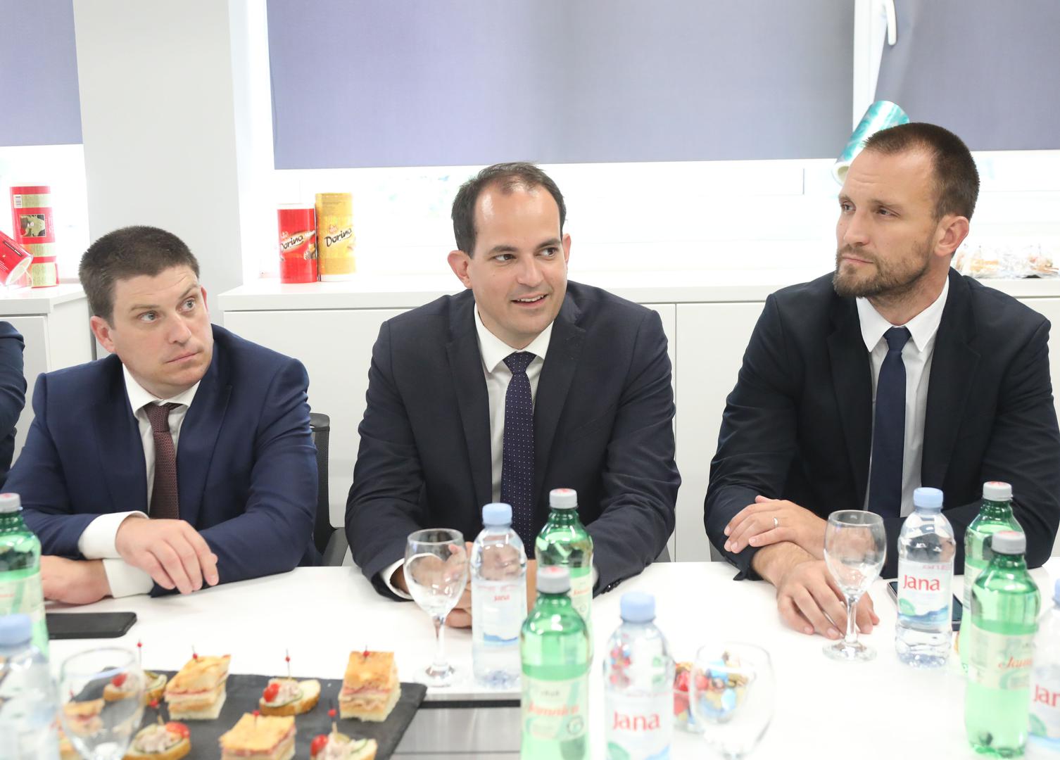 05.08.2023., Drnis - Obilazak tvornice aluminija Aluflexpack Novi. potpredsjednik Vlade i ministar mora, prometa i infrastrukture Oleg Butkovic, ministar pravosudja i uprave Ivan Malenica, ministar regionalnoga razvoja i fondova Europske unije Sime Erlic Photo: Dusko Jaramaz/PIXSELL