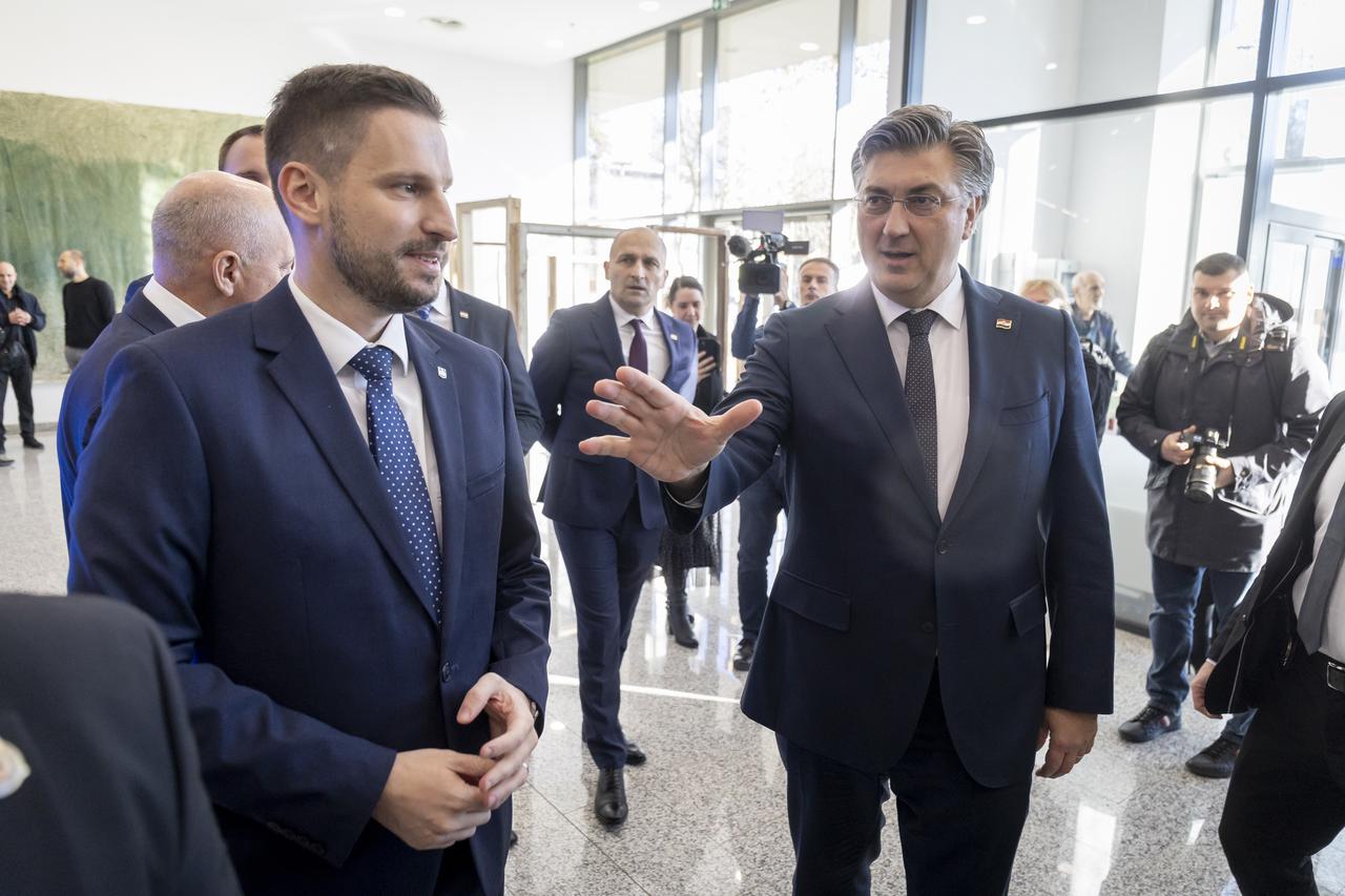 Osijek: Premijer Plenković sudjelovao je na svečanoj sjednici Gradskog vijeća povodom dana Grada