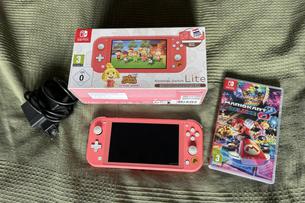 NINTENDO Switch Lite Animal crossing edition + Mariokart 8 Deluxe