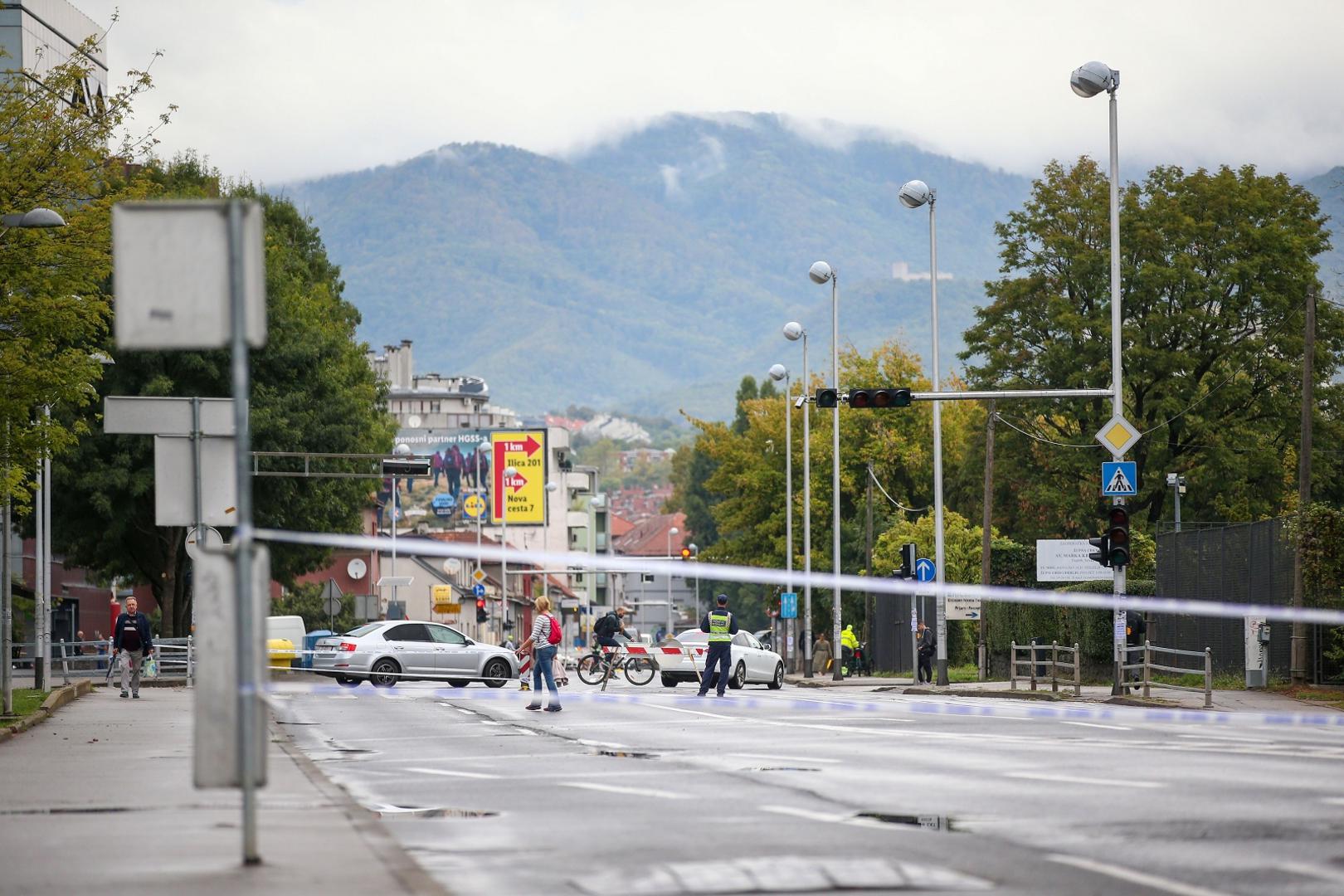 30.09.2021., Zagreb - Radovi na puknucu cijevi na Selskoj ulici nisu prouzrocili velike guzve tijekom jutra.
Photo: Matija Habljak/PIXSELL