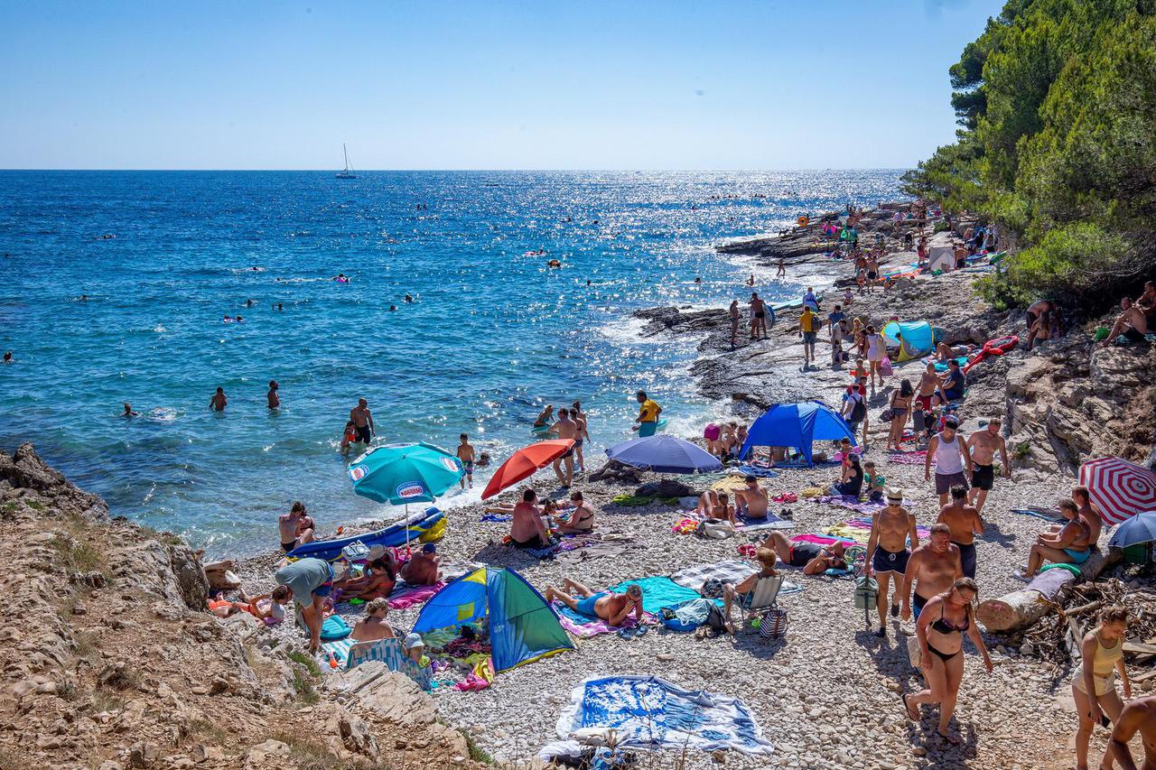 Pulske plaže pune su turista