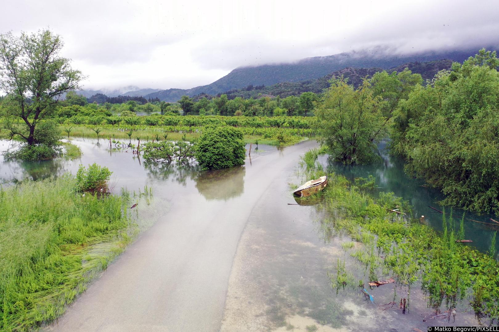 16.05.2023. Vrgorac - Pogled iz zraka na poplavljeno Vrgorsko polje. Nakon velikih i obilnih kiša na vrgorackom podrucju poplavljena su polja jagoda, a voda je usla i u plastenike, zbog cega je na nekoliko dana obustavljena berba. Za nekoliko dana voda ce se povuci, ali postoji mogucnost truljenja jagoda pa ce ih trebati tretirati zastitnim preparatima cime se smanjuje kvaliteta Photo: Matko Begovic/PIXSELL