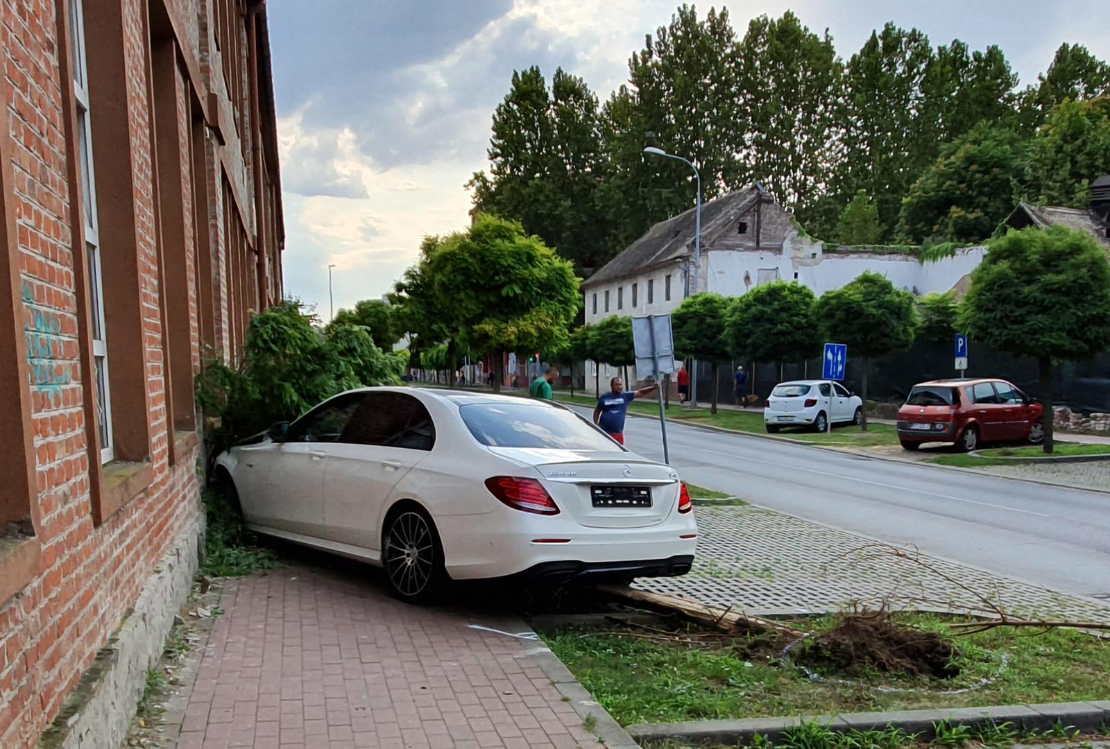 Na Mercedesu je vidljivo poprilično oštećenje.