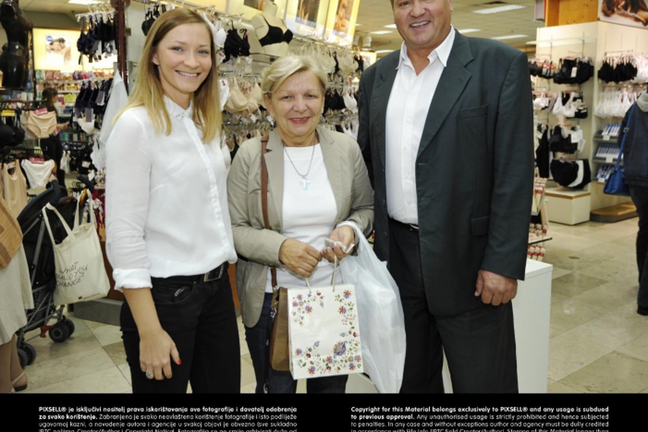 '12.09.2013., Zagreb - Nama nagradjuje milijuntog kupca. Izvrsni direktor Darko Butiga, direktorica marketinga Lana Ostojic i nagradjena Nevenka Buncic.  Photo: Marko Lukunic/PIXSELL'