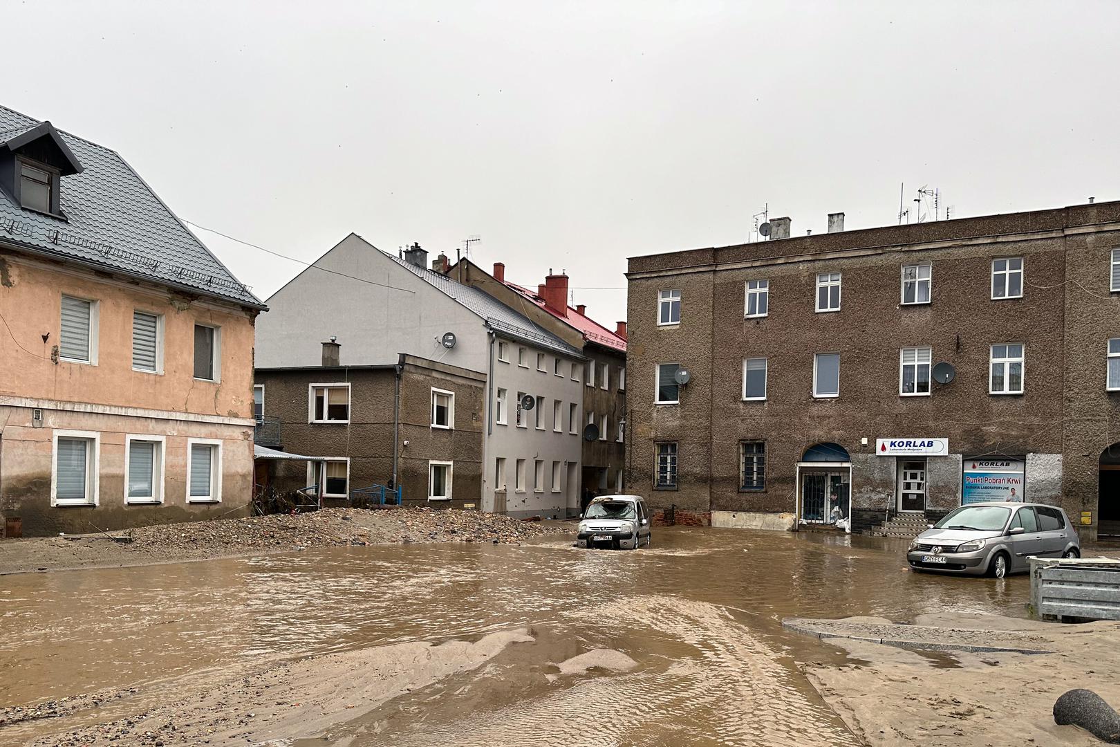 Głuchołazy (woj. opolskie), 15.09.2024. Dynamiczna sytuacja powodziowa. Rzeka Biała Głuchołaska zalała Głuchołazy, 15 bm. Niż genueński, który dotarł nad Polskę w czwartek 12 września, odpowiada za aktualne załamanie pogody i ulewne deszcze szczególnie na Dolnym Śląsku. (aldg) PAP/Michał Meissner Photo: Michał Meissner/PAP