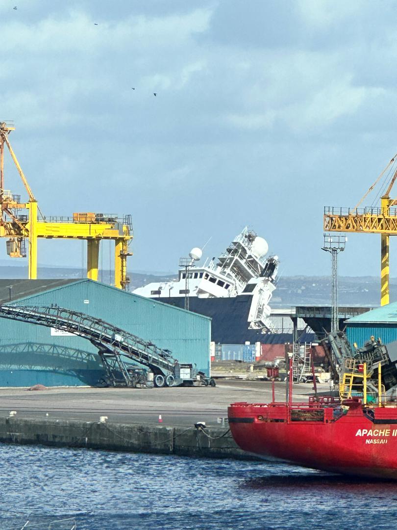 A view of a toppled ship at Imperial dock in Leith, Edinburgh, Scotland, Britain March 22,2023, in this picture obtained from social media. Twitter/@_HausOfVictor/via REUTERS  THIS IMAGE HAS BEEN SUPPLIED BY A THIRD PARTY. MANDATORY CREDIT. NO RESALES. NO ARCHIVES. Photo: TWITTER/@_HAUSOFVICTOR/REUTERS