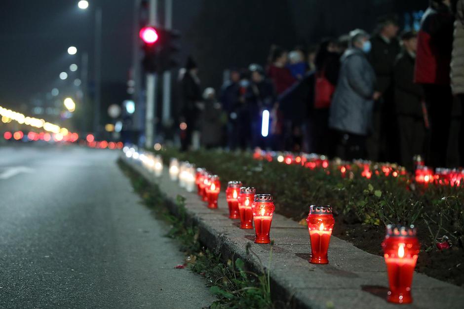 Zagreb: Građani pale svijeće u znak sjećanja na Vukovar