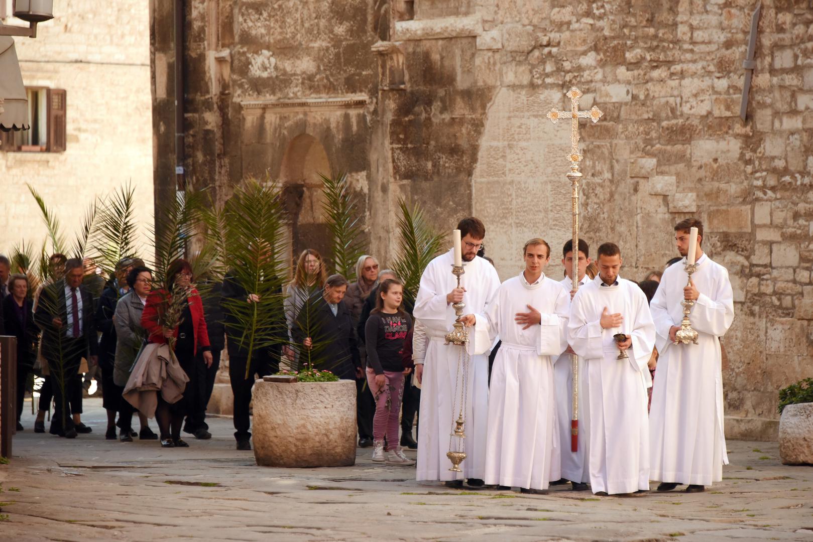 Pjesme u ophodu: Poklici Židovska su djeca, Hosana Davidovu Sinu, Slava, čast i hvala ti, dio su stoljetne tradicije liturgije Cvjetnice i nose snažno mesijansko značenje. Poklik hosana (Gospodine, spasi nas), preuzet je iz Ps 118, 25-26 (Hosana! Blagoslovljen Onaj koji dolazi u ime Gospodnje), a uz zaziv Maranatha (Dođi, Gospodine) u slavlju euharistije prisutan je od 1. stoljeća. Poklik je ušao i u liturgiju Cvjetnice ukazujući na sliku poniznog Krista koji se potpuno predaje Božjem naumu spasenja.