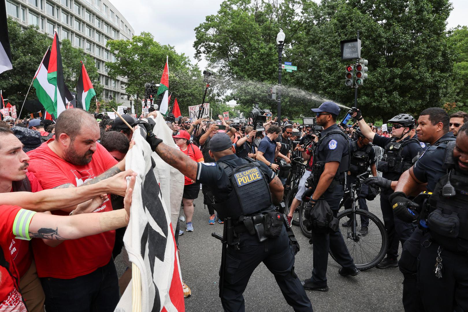 U.S. Capitol Police officers use pepper spray on pro-Palestinian demonstrators, on the day Israeli Prime Minister Benjamin Netanyahu addresses a joint meeting of Congress, on Capitol Hill, in Washington, U.S., July 24, 2024. REUTERS/Umit Bektas Photo: UMIT BEKTAS/REUTERS