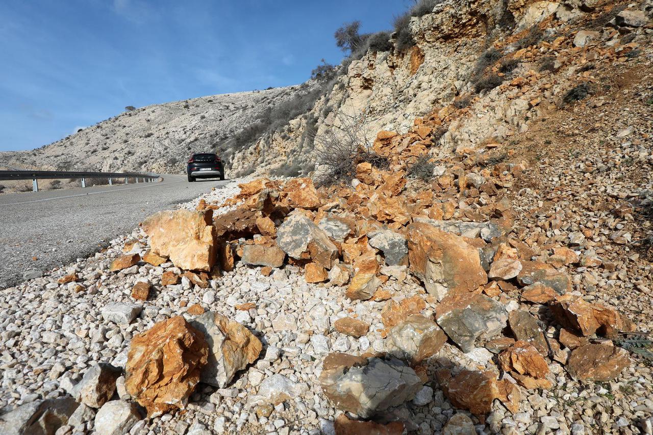 Odron stijena uslijed potresa uz cestu prema Staroj Baški na Krku